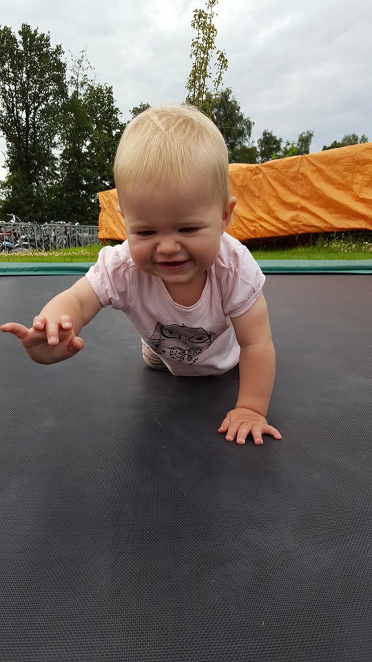 Iris op de trampoline